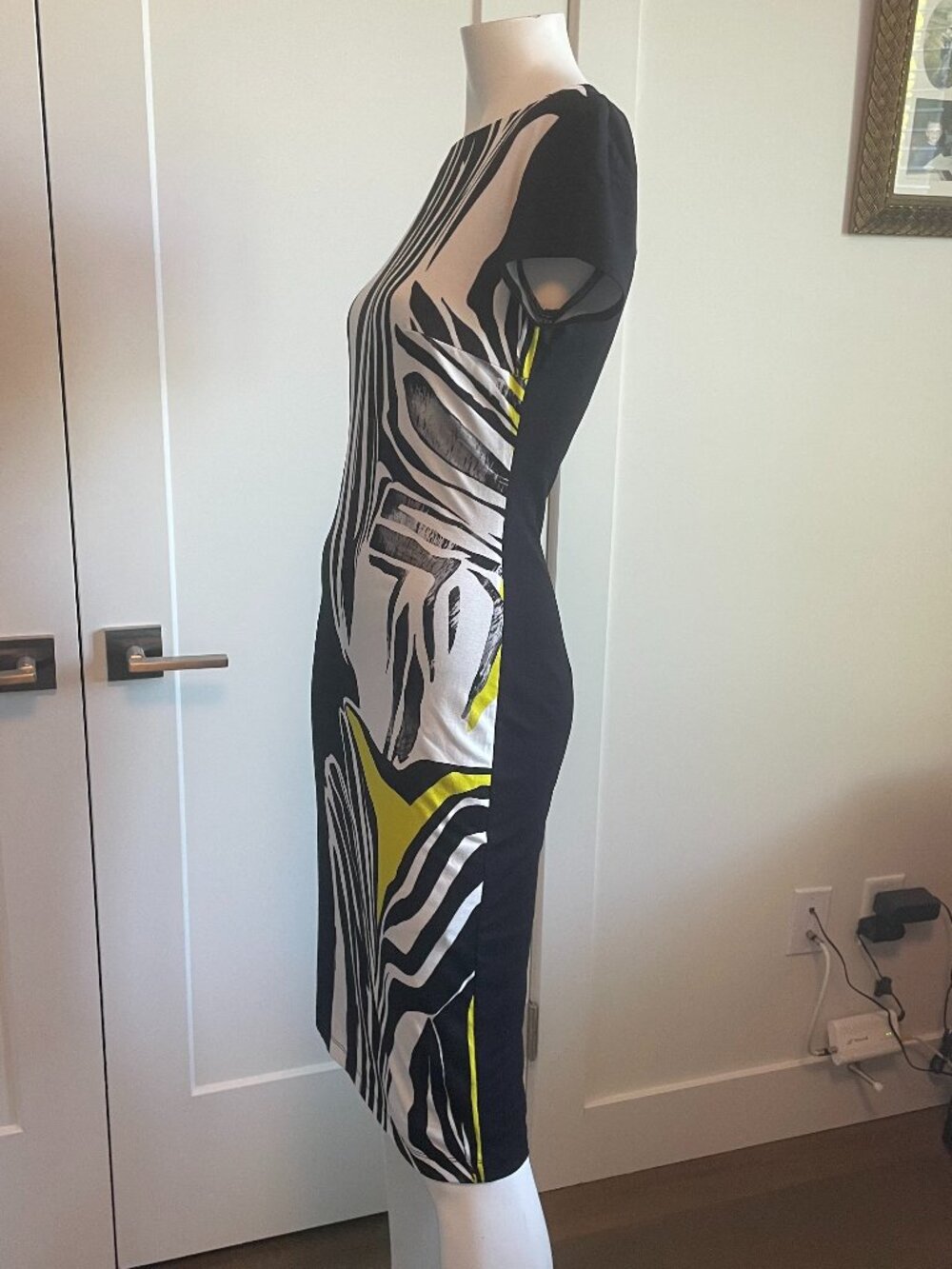 Joseph Ribkoff Cap Sleeve Boat Neck Lined Abstract Print Jersey Dress Blk Wht 2 - Picture 5 of 9